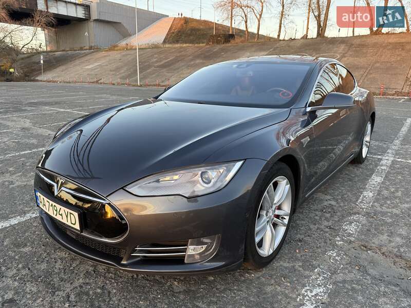 Ліфтбек Tesla Model S 2015 в Києві