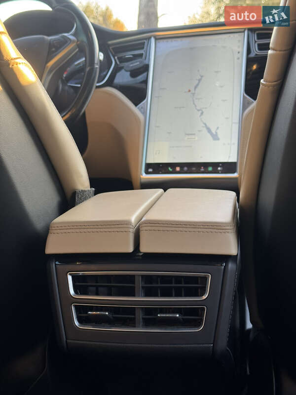 Ліфтбек Tesla Model S 2016 в Києві фото 26 Ліфтбек Tesla Model S 2016 в Києві