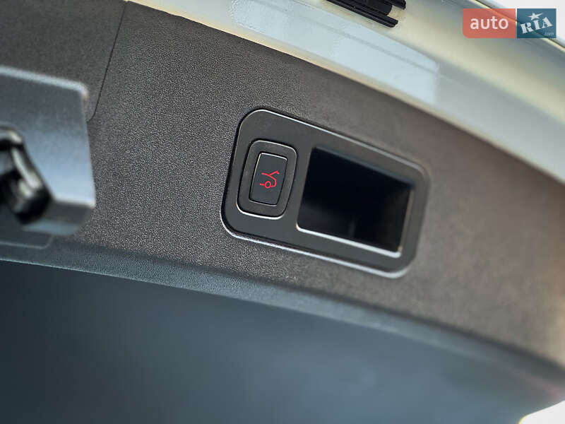 Лифтбек Tesla Model S 2015 в Дрогобыче