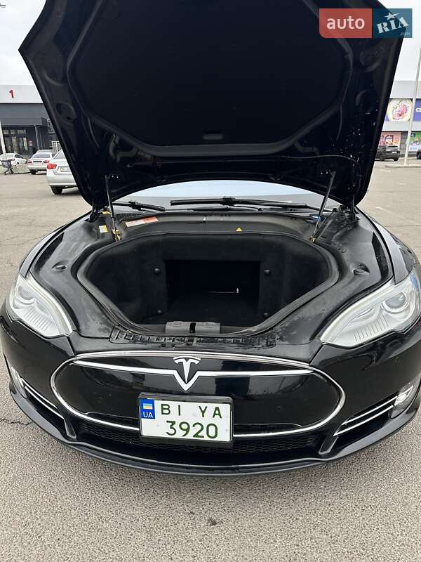 Ліфтбек Tesla Model S 2014 в Полтаві