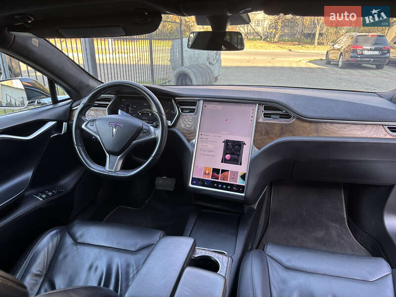 Лифтбек Tesla Model S 2017 в Черновцах