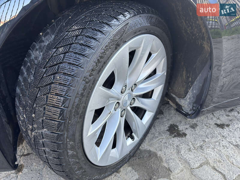 Лифтбек Tesla Model S 2017 в Черновцах