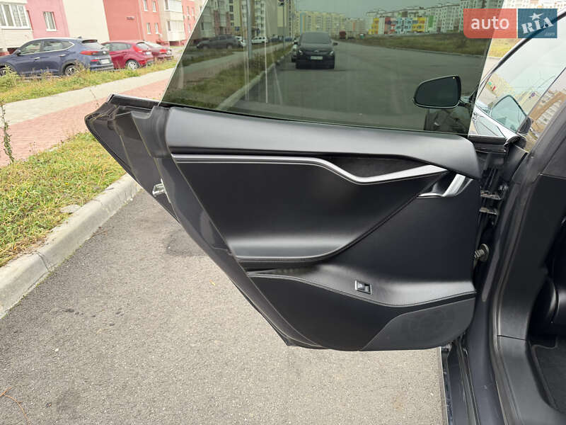 Лифтбек Tesla Model S 2018 в Виннице