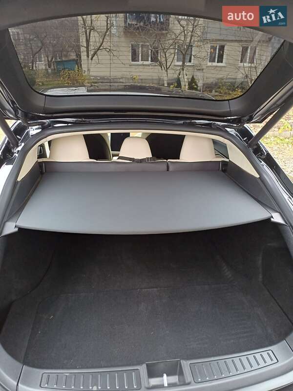 Ліфтбек Tesla Model S 2018 в Івано-Франківську