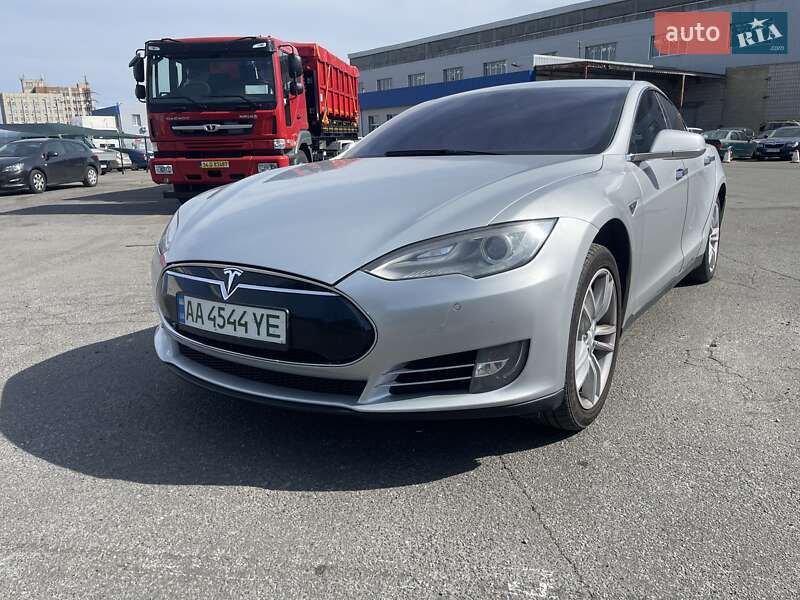 Ліфтбек Tesla Model S 2013 в Києві