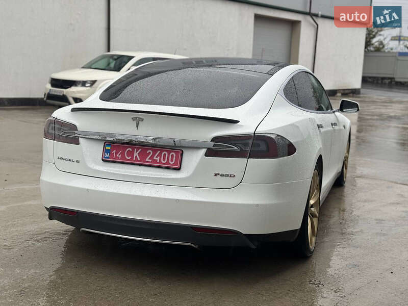Лифтбек Tesla Model S 2015 в Виннице