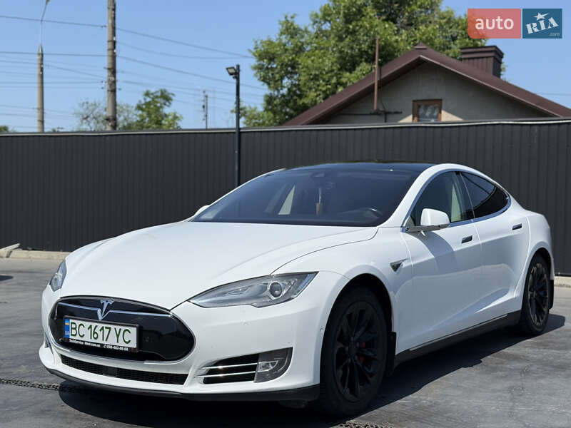 Ліфтбек Tesla Model S 2015 в Чернівцях