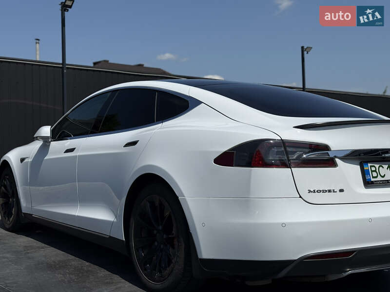 Ліфтбек Tesla Model S 2015 в Чернівцях