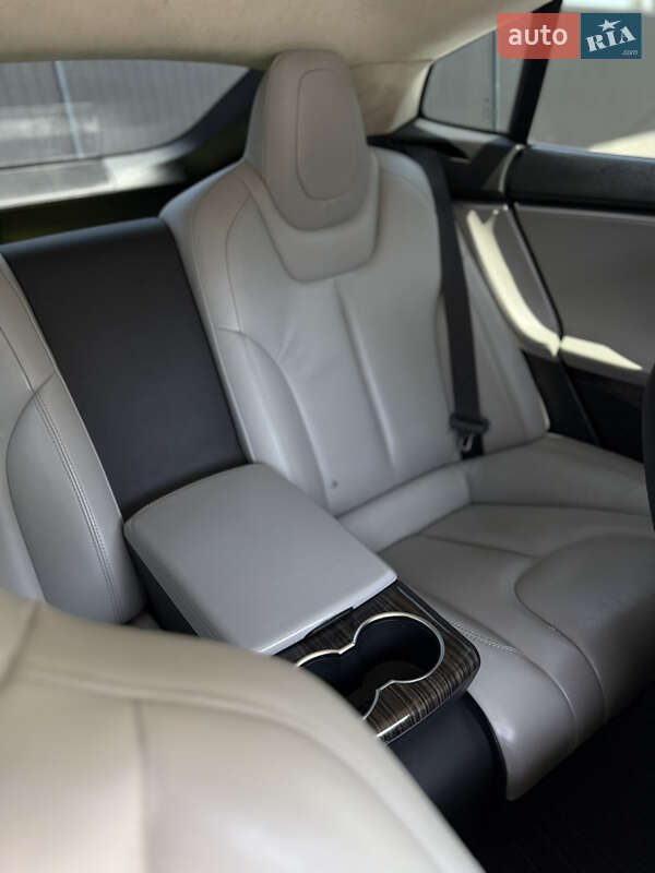 Ліфтбек Tesla Model S 2015 в Чернівцях