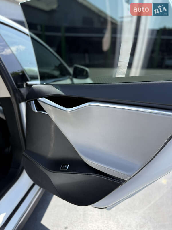 Ліфтбек Tesla Model S 2015 в Чернівцях