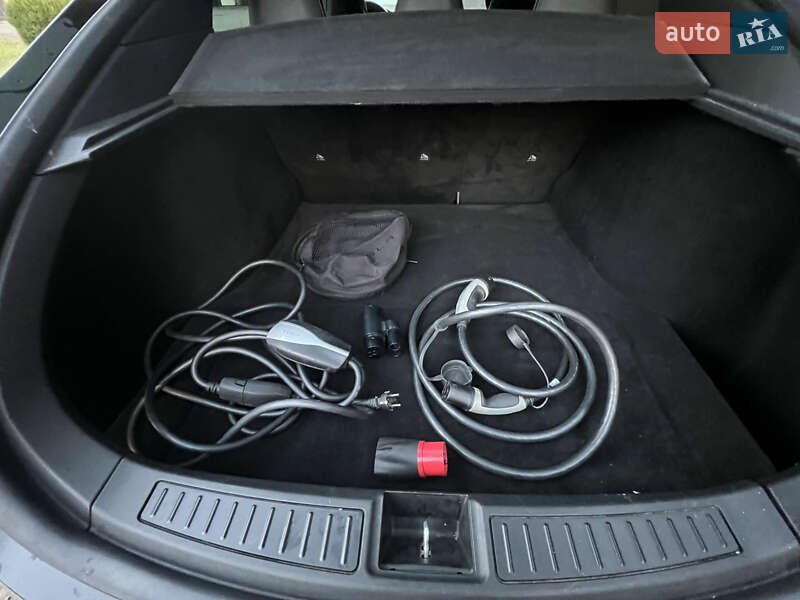 Лифтбек Tesla Model S 2017 в Киеве