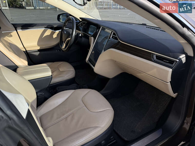 Ліфтбек Tesla Model S 2014 в Дніпрі фото 15 Ліфтбек Tesla Model S 2014 в Дніпрі