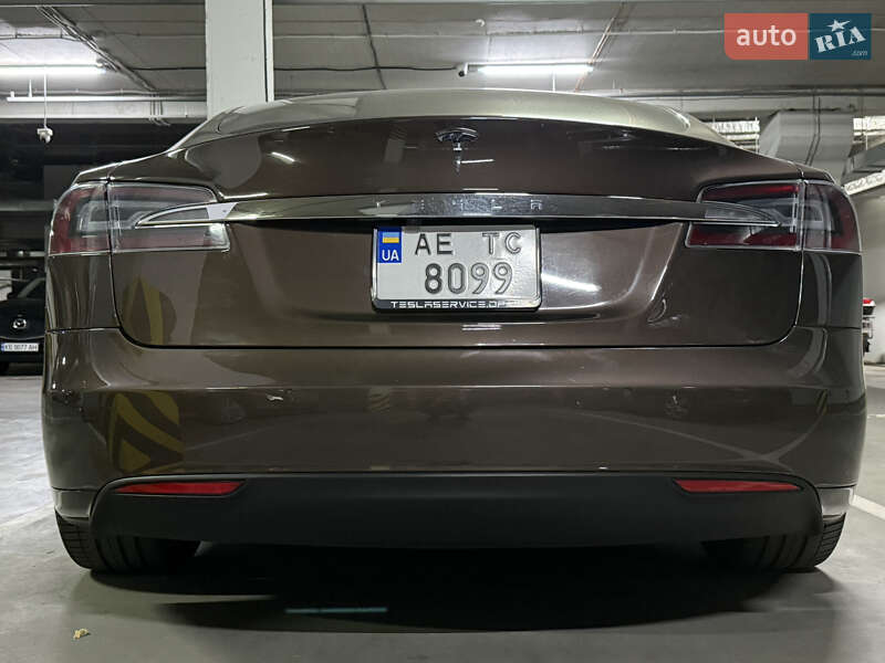 Ліфтбек Tesla Model S 2014 в Дніпрі фото 24 Ліфтбек Tesla Model S 2014 в Дніпрі