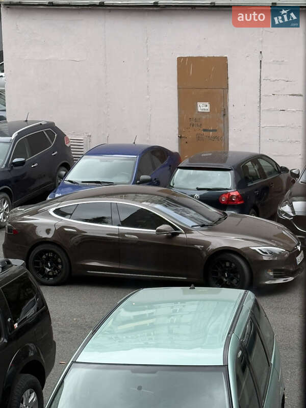 Ліфтбек Tesla Model S 2014 в Дніпрі фото 29 Ліфтбек Tesla Model S 2014 в Дніпрі