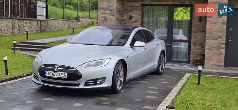 Ліфтбек Tesla Model S 2015 в Рівному