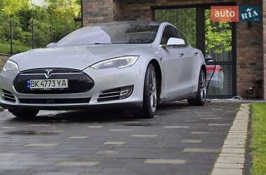 Лифтбек Tesla Model S 2015 в Ровно