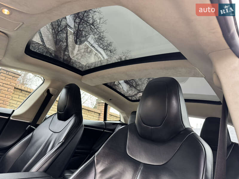 Ліфтбек Tesla Model S 2015 в Чернівцях