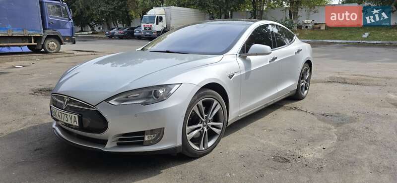Ліфтбек Tesla Model S 2015 в Рівному