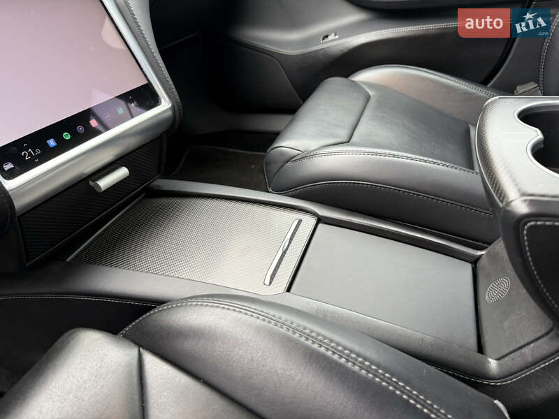 Лифтбек Tesla Model S 2017 в Виннице