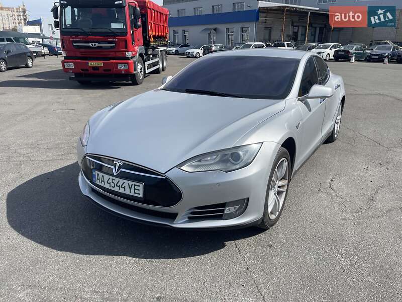 Ліфтбек Tesla Model S 2013 в Києві