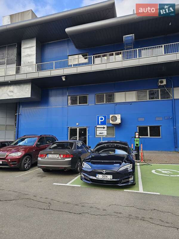 Лифтбек Tesla Model S 2015 в Киеве