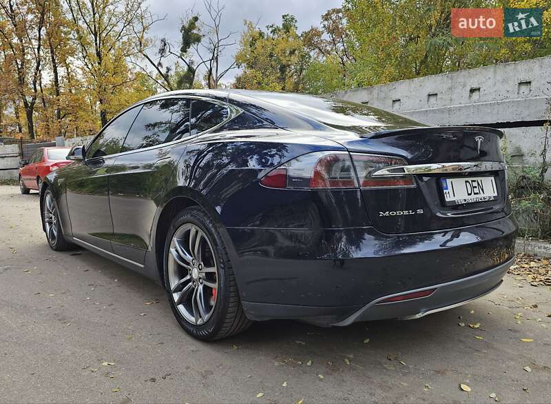 Лифтбек Tesla Model S 2015 в Киеве