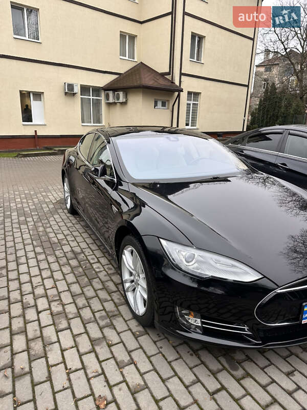 Лифтбек Tesla Model S 2015 в Черновцах