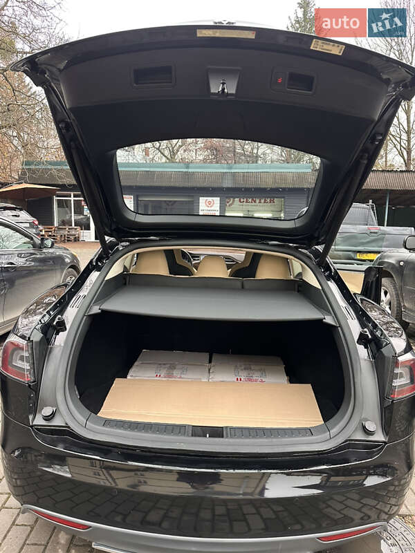 Лифтбек Tesla Model S 2015 в Черновцах