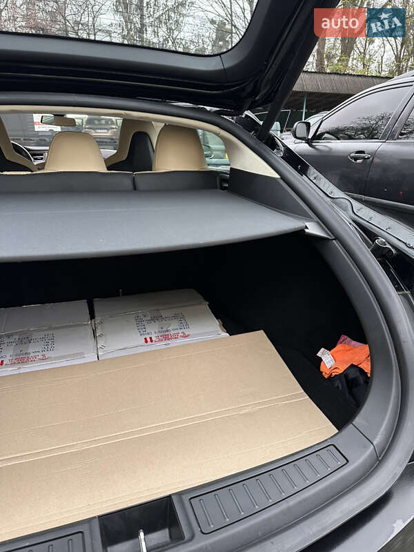 Лифтбек Tesla Model S 2015 в Черновцах