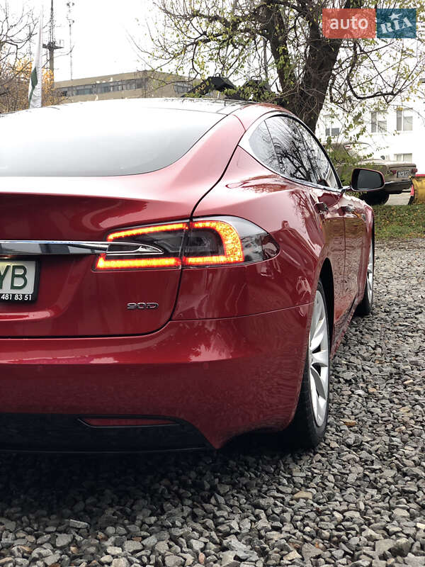 Ліфтбек Tesla Model S 2016 в Чернівцях