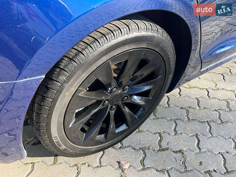 Лифтбек Tesla Model S 2017 в Кременчуге