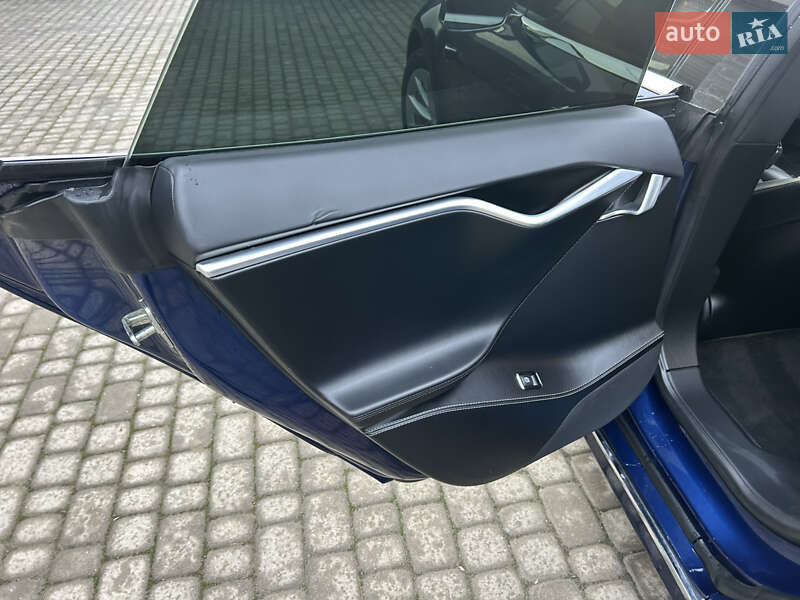 Ліфтбек Tesla Model S 2017 в Львові