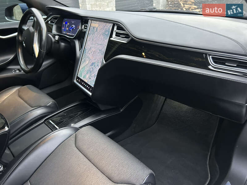 Ліфтбек Tesla Model S 2017 в Львові