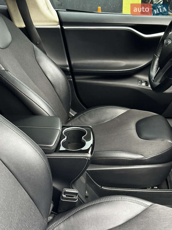 Лифтбек Tesla Model S 2016 в Львове