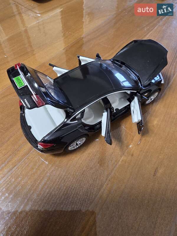 Лифтбек Tesla Model S 2019 в Киеве