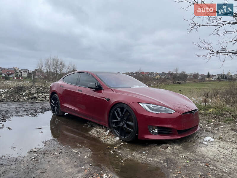 Лифтбек Tesla Model S 2017 в Львове