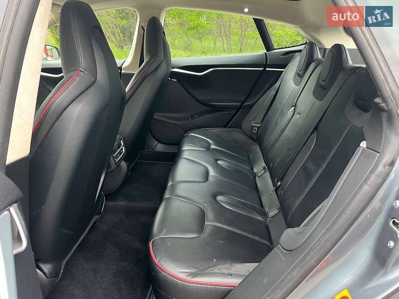 Лифтбек Tesla Model S 2013 в Саврани