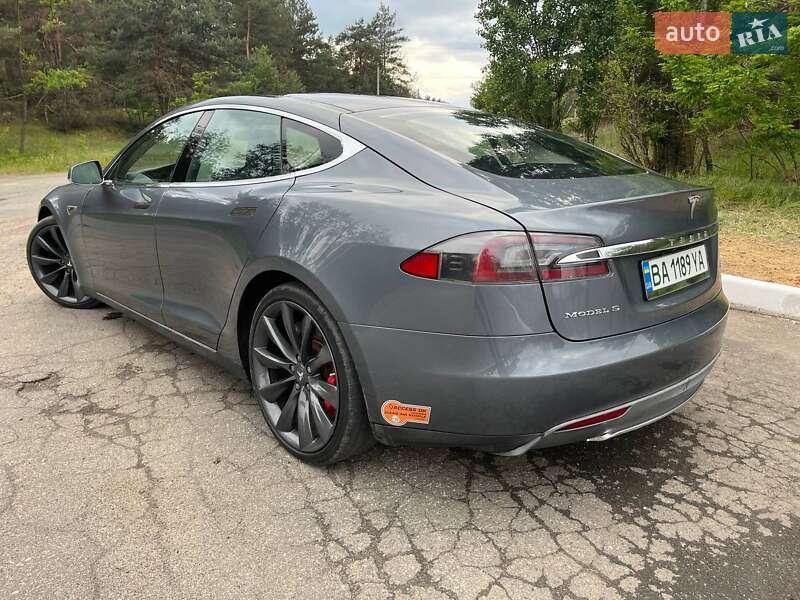 Лифтбек Tesla Model S 2013 в Саврани