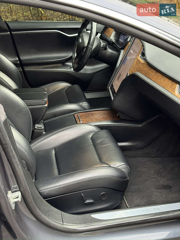 Лифтбек Tesla Model S 2019 в Ровно