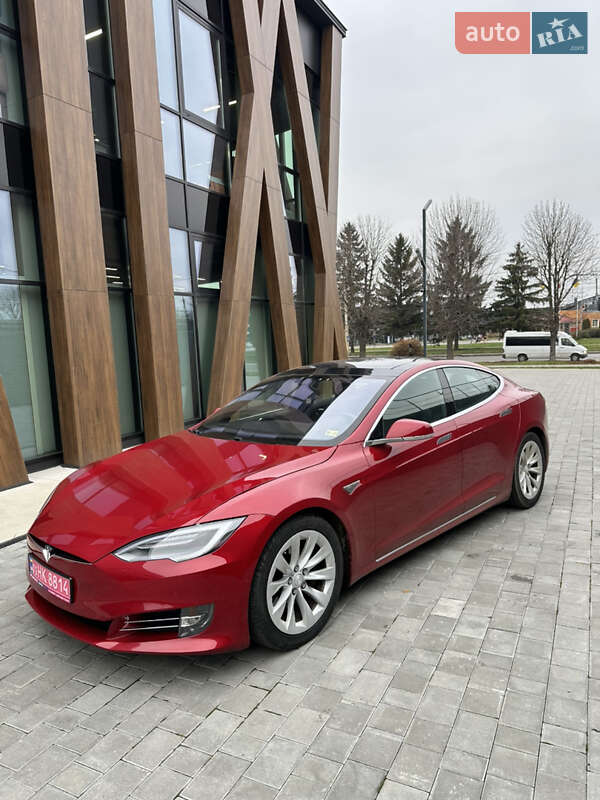 Лифтбек Tesla Model S 2016 в Луцке