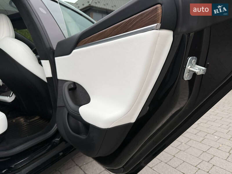 Ліфтбек Tesla Model S 2023 в Стрию