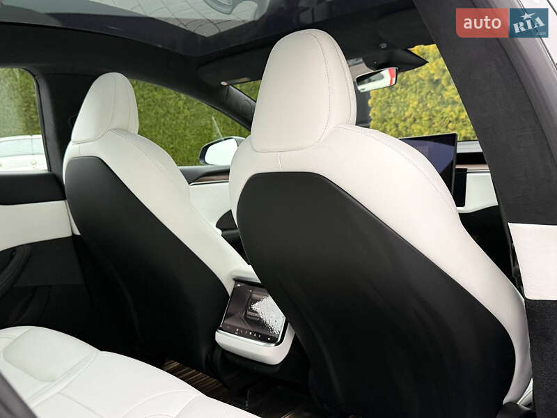 Ліфтбек Tesla Model S 2023 в Стрию