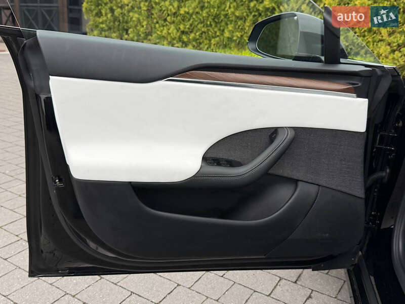 Ліфтбек Tesla Model S 2023 в Стрию