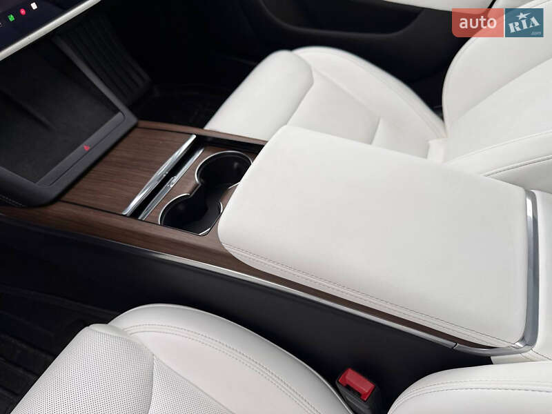 Ліфтбек Tesla Model S 2023 в Стрию