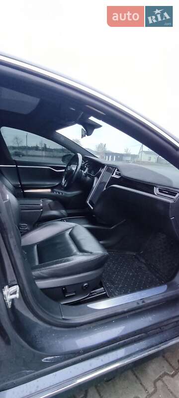 Лифтбек Tesla Model S 2016 в Сарнах