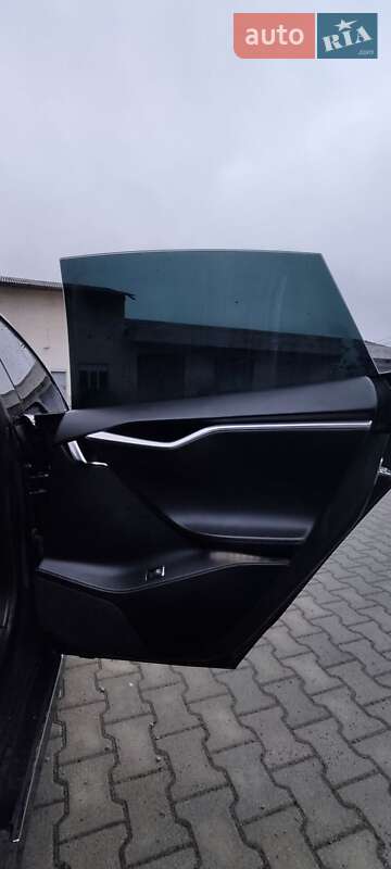 Лифтбек Tesla Model S 2016 в Сарнах