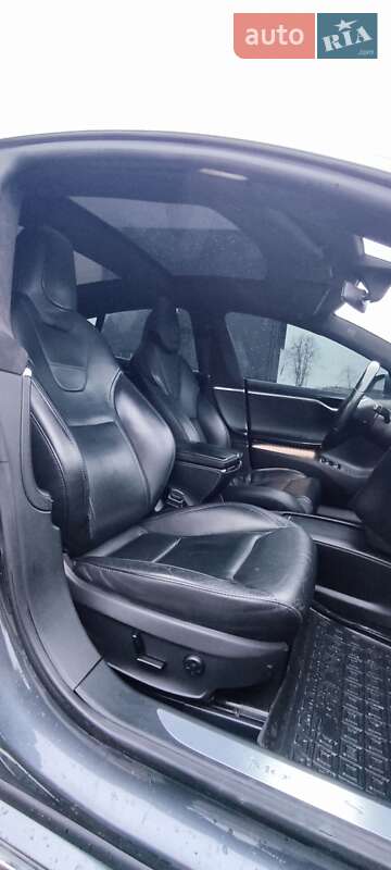 Лифтбек Tesla Model S 2016 в Сарнах