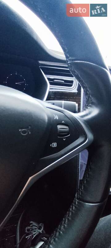 Лифтбек Tesla Model S 2016 в Сарнах