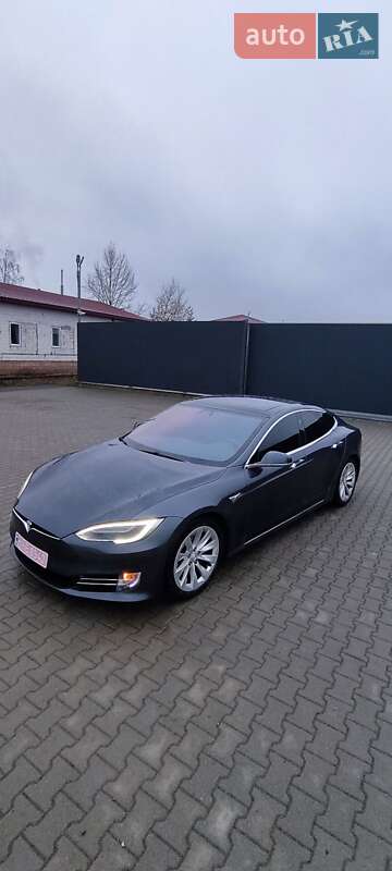 Лифтбек Tesla Model S 2016 в Сарнах