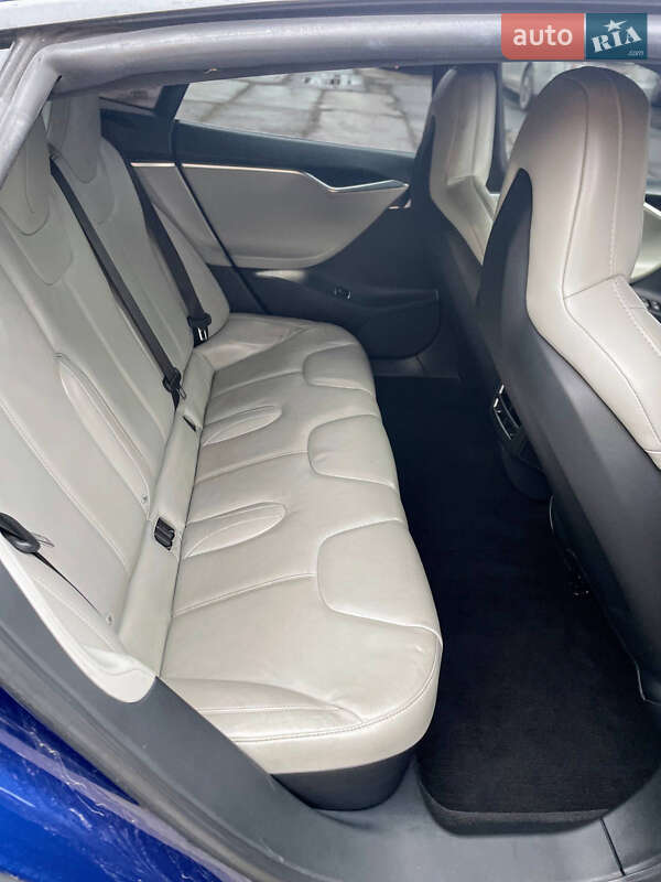 Лифтбек Tesla Model S 2016 в Львове